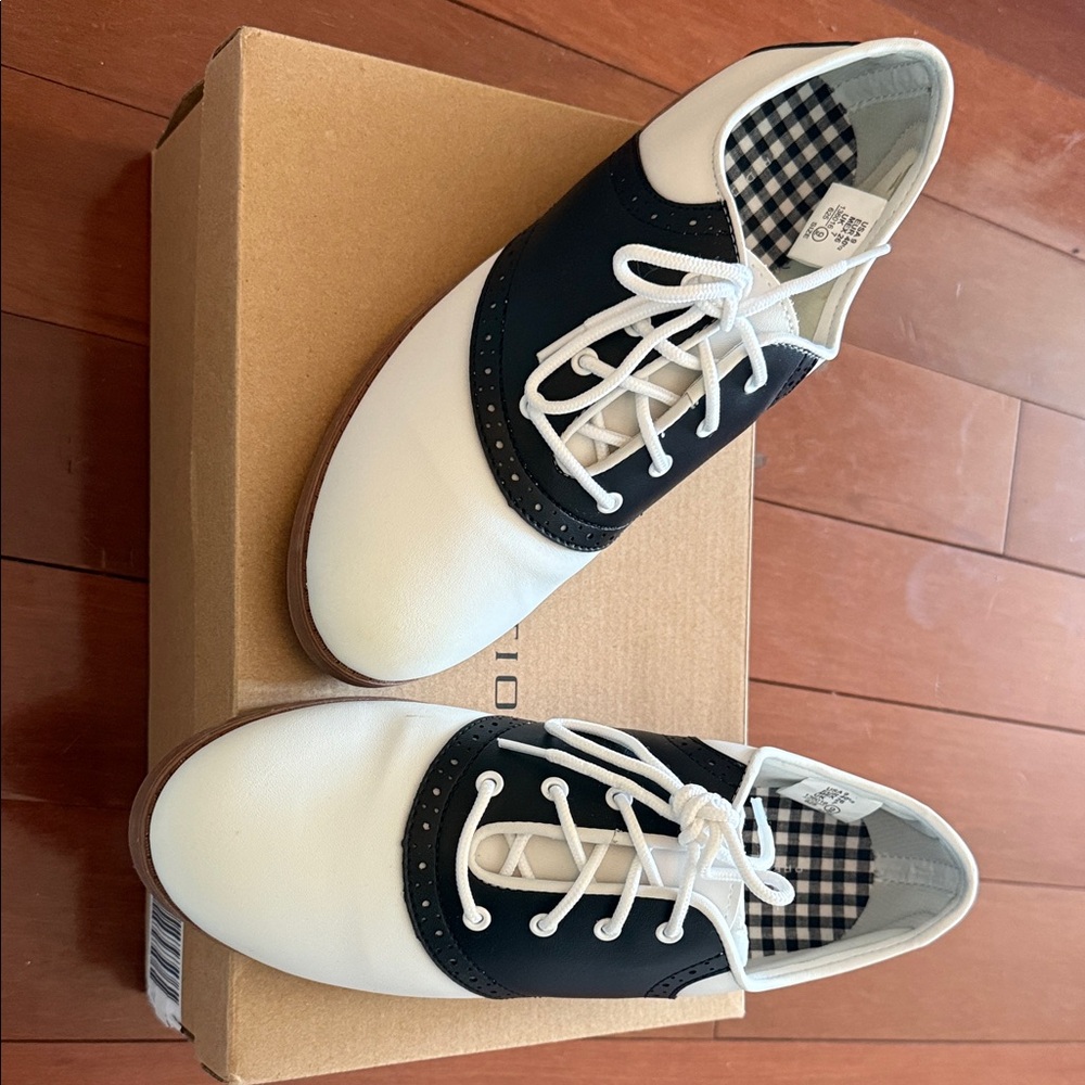 Predictions Black and White Women's Flats